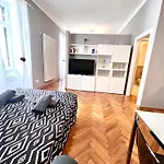 Montanelli Aparthotel 3*