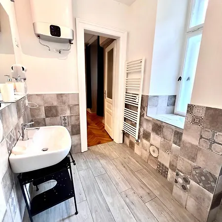 Montanelli Aparthotel Trieste